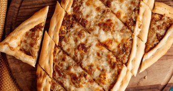 Kıymalı Kaşarlı Pide